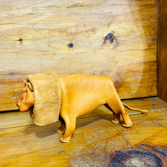 DERUGermany Leather Lion, Mid
 Handmade leather Lion Boxer by DERU
Germany 1960s - Picture 8 of 10